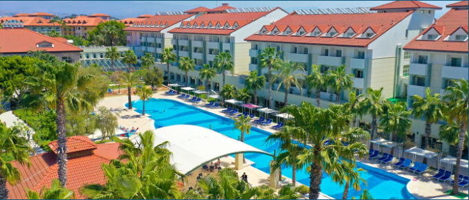 Piscine et terrasse du complexe